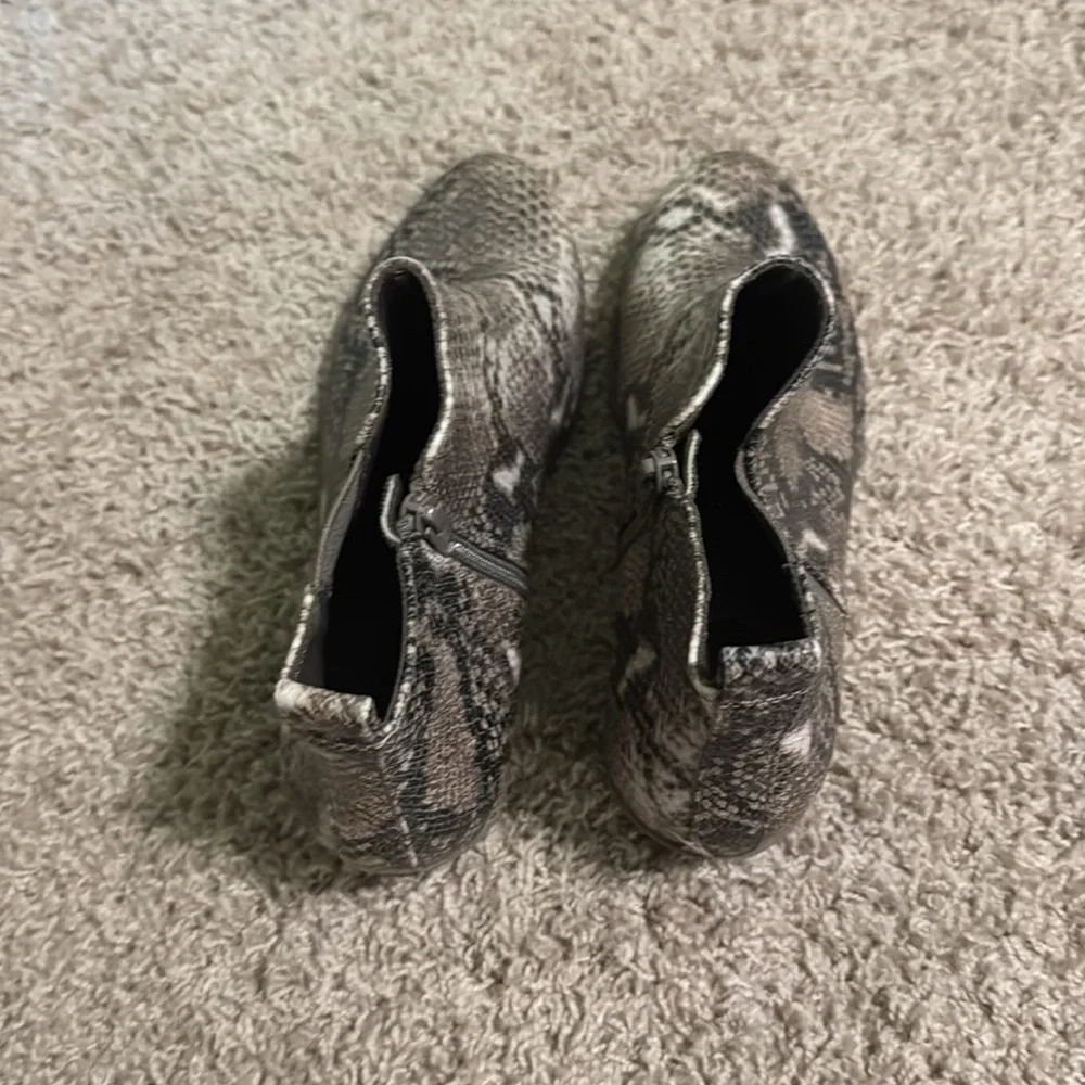SO° Women's Snake Ankle Booties Sz 10